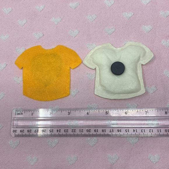 Shirt shaped decorations with Z and Las Vegas/1 is magnet - Picture 3 of 8